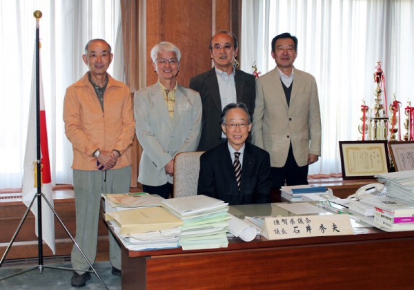 2013年4月22日　石井議長来賓写真【議長室】