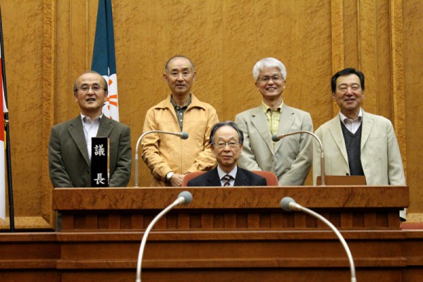 2013年4月22日　石井議長来賓写真【議場】