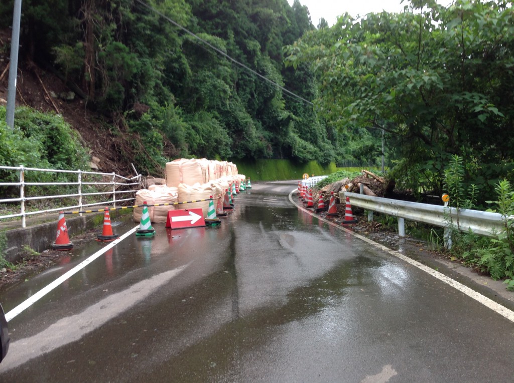 県道大村線がけ崩れ現場の様子