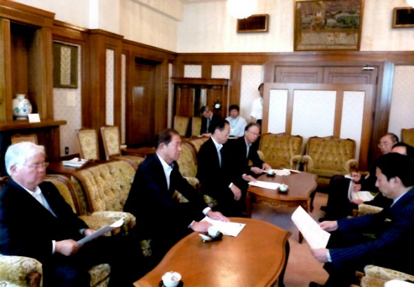 2015年10月5日　佐賀県議会森林・林業活性化促進議員連盟政策提案書提出